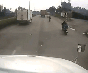 Cú đánh lái 'thần sầu' của container cứu một mạng người dưới bánh xe
