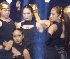 Nam ca sĩ làm náo loạn đêm Chung kết show 'Chông Gai', gây sốc với màn cởi trần thay áo ngay trên sân khấu