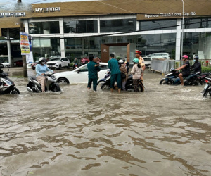 Nhiều phương tiện chết máy khi triều cường vượt báo động 3 tại Cần Thơ
