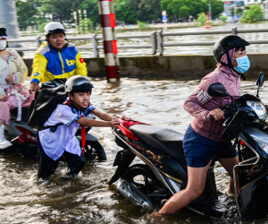 Triều cường lên đỉnh, người dân chật vật lội nước về nhà, nấu cơm bằng bếp dầu