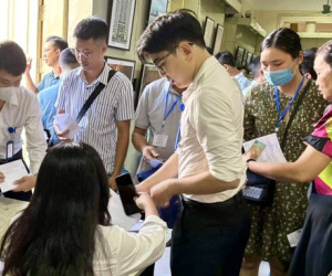 Hà Nội: 27 thửa đất 'lên sàn', nhà đầu tư mang cơm, ruốc… sẵn sàng đấu xuyên đêm