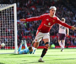 Ngược dòng hạ Brentford sân nhà, Man United trở lại... Top 10 Ngoại hạng Anh