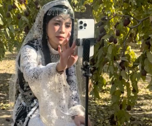 Lần đầu tiên, Hằng Du Mục kéo 'đồng bọn' đến livestream giữa vườn táo đỏ Tân Cương, dân mạng lập tức gọi tên 1 người