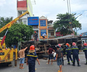 Lật xe chở gỗ dăm, 3 người đi đường bị đè tử vong ở Bình Định