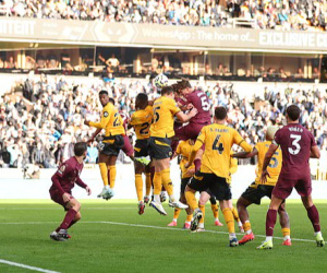 Hai hậu vệ lập công, Man City giành 3 điểm tranh cãi