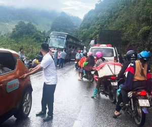 Xe khách 45 chỗ văng khỏi lòng đường sau va chạm với xe tải