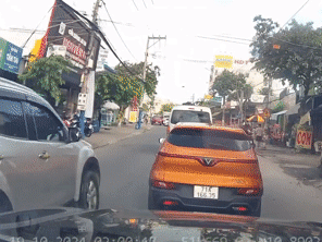 Bình Dương: Xe SUV lấn làn vượt ẩu trên đường hẹp, bị người đi xe máy 'dằn mặt'