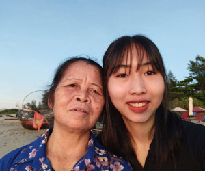 Bà lão ở Hưng Yên 19 năm nuôi bé gái bị bỏ rơi: Một đời thương con người lạ