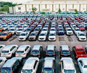 Bất chấp ô tô trong nước đang được ưu đãi, xe nhập khẩu vẫn ồ ạt về Việt Nam