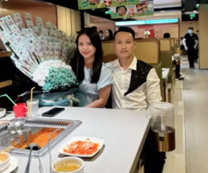 Người đàn ông tặng vợ bó hoa 50 triệu: Lần đầu tặng hoa sau 12 năm cả yêu lẫn cưới, thương vợ thiệt thòi