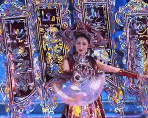 Quế Anh xoay quạt, nhiều hoa hậu 'biến hình, lột đồ' ở Miss Grand International