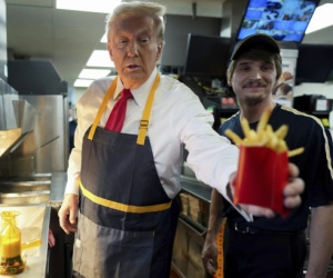 Ông Trump đeo tạp dề, chiên khoai ở cửa hàng McDonald's