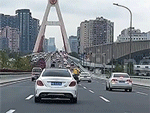Thanh niên buông cả hai tay khi điều khiển xe máy luồn lách trên cao tốc