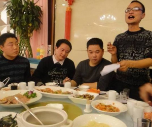 Gia cảnh khó khăn vẫn bóp bụng trả 12 triệu tiền ăn cho đồng nghiệp giàu, nửa năm sau người này xuất hiện cứu cả gia đình chúng tôi