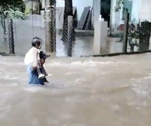 CLIP: Thót tim cảnh người đàn ông cõng con nhỏ đi giữa nước lũ chảy xiết
