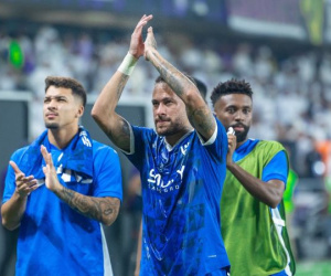 Neymar trở lại sân cỏ dưới sự cổ vũ của bạn gái xinh đẹp