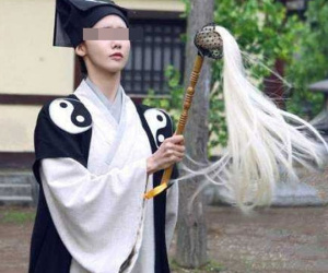 'Tiên cô' xinh đẹp giả vờ đắc đạo để lừa đảo và kết đắng