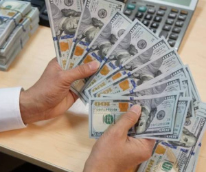 Giá USD ngân hàng và tự do cùng tăng nóng