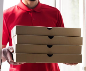 Cảnh sát đột kích nhà hàng bán pizza kèm... ma túy