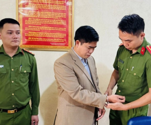 Sau vụ 11 học sinh ăn 2 gói mì tôm chan cơm ở Lào Cai: Khởi tố, tạm giam nguyên hiệu trưởng