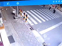 Không chịu quan sát khi chạy sang đường, nữ sinh bị xe máy tông ngã 'sấp mặt'