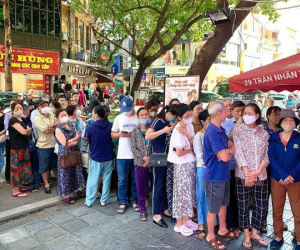 Xếp hàng dài chầu chực cả ngày chờ tiệm vàng mở cửa bất thình lình
