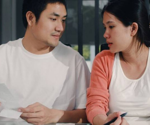 Anh rể khoe lương 40 triệu/tháng, tôi lẳng lặng đặt lên bàn cuốn sổ chi chít chữ, anh ấy mở ra xem rồi mặt mày tái mét