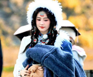 Mỹ nhân du mục đẹp nhất Trung Quốc hiện tại: Nhan sắc nữ thần thảo nguyên làm người xem 'đứng hình'