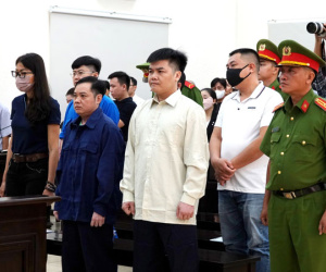 Xét xử vụ cháy karaoke An Phú khiến 32 người chết: Người thân bật khóc, chủ cơ sở liên tục nói 'không biết'