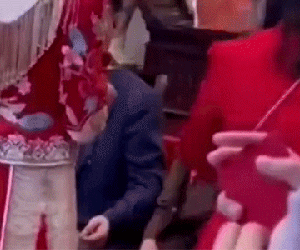 Drama cưới hỏi: Cô dâu dâng trà nhưng mẹ chồng hất đi, lý do khiến tất cả ngao ngán