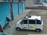 Lười tắt máy khi bước ra ngoài, mẹ bị con nhấn ga tông thẳng xe điện vào người