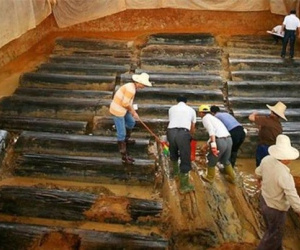 Dùng thuốc nổ phá đá, nông dân phát hiện mộ cổ chứa 46 quan tài phát sáng: Chuyên gia lập tức vào cuộc!