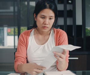 Đòi mẹ chồng 3 lượng vàng cưới để xây nhà mới, bà đem đến trả một bọc tiền lớn, mở ra xem mà tôi đứng hình
