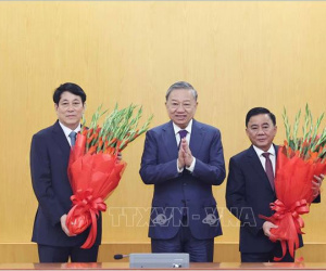 Trao Quyết định phân công ông Trần Cẩm Tú giữ chức Thường trực Ban Bí thư
