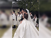 Xuất hiện ở đám cưới em gái nhưng chỉ dám nhìn từ xa, chị gái làm 1 hành động khiến cả cõi mạng "bật khóc"