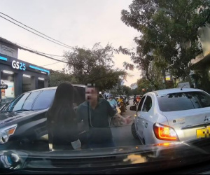 Clip: Nữ tài xế bị người đàn ông tát giữa phố khi bóp còi xin đường, công an vào cuộc