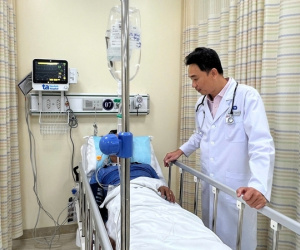 Sau cú hắt hơi, chàng trai 21 tuổi nhập viện cấp cứu trong tình trạng bất động
