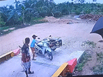 Con trai khiến bố giật mình khi để xe ba bánh bay khỏi dốc