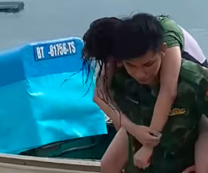 Vụ 6 người bị sóng cuốn khi chèo thuyền sup tại Phú Quý: Tìm thấy nữ du khách bị sóng đánh trôi lênh đênh hơn 12 giờ trên biển