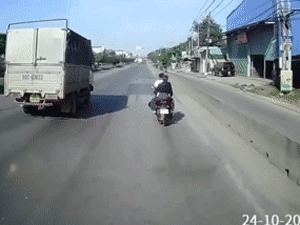 Nóng trên đường: Cặp đôi đầu trần đi xe máy vào đường cấm, bị nhắc còn 'thái độ'