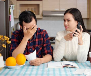 Nhường chồng quản lý tiền bạc, chưa được một tháng, anh đã chuyển lại 5 triệu, méo mặt than không còn tiền mua dao cạo râu