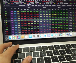 Vàng, Bitcoin lập đỉnh, USD tăng vọt, chứng khoán 'vạ lây'?