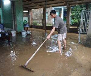 Bùn non ngập nhà sau bão số 6 Trà Mi, người dân Đà Nẵng tất bật dọn dẹp