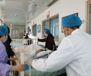 Người đàn ông 51 tuổi đột quỵ sau khi tắm: Bác sĩ cảnh báo kiểu tắm gây hại, mùa lạnh cần cẩn trọng