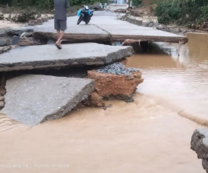 Quảng Trị: Lũ xé đường bê tông thành từng mảng, tạo hàm ếch nguy hiểm