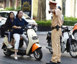 Hà Nội: Nhiều phụ huynh vẫn chủ quan không đội mũ bảo hiểm cho con em khi đi xe máy