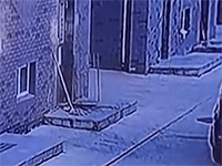 Khoảnh khắc thót tim: Người phụ nữ vừa bước ra khỏi cửa nhà thì bị 'hút' xuống lòng đất
