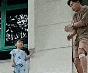 Đứng tim trước cảnh bé trai cheo leo một mình ngoài ban công tầng 3, hàng xóm run rẩy giải cứu