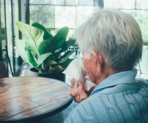Bạn bố chồng đến chơi, con dâu không chào, bỏ lên gác, đóng sầm cửa