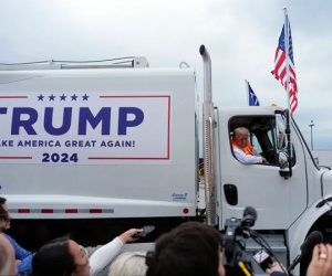 Ông Trump mặc áo bảo hộ lao động, ngồi xe chở rác sau chỉ trích 'rác rưởi' từ ông Biden